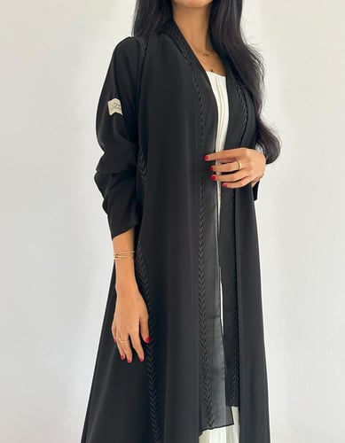 كريب فاحم اسود مطرز بالطول كلوش