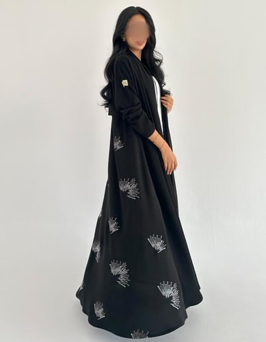 كريب اسود مطرز بدرجات الرمادي من الخلف كلوش