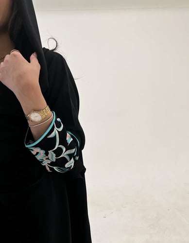 عباية كريب كلوش اكمام مطرزه الوان