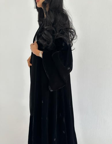 مخمل اسود كلوش مطرز منثور اكمام كلوش