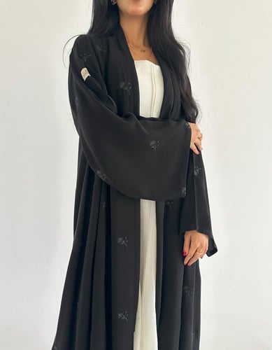 كريب ملكي اسود مطرز كلوش اكمام واسعه