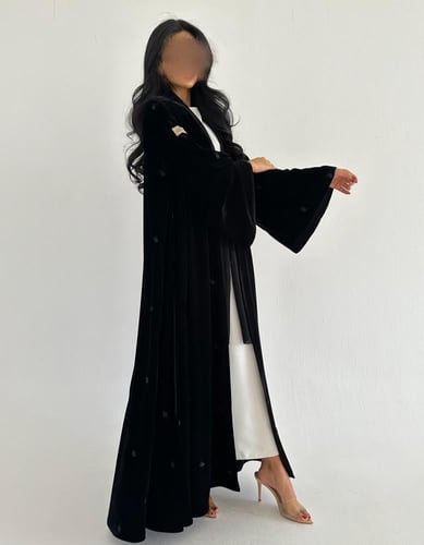 مخمل اسود كلوش مطرز منثور اكمام كلوش