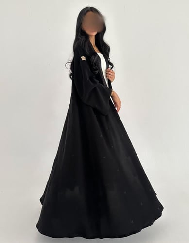 كريب عملي تطريز من الامام ومنثور كلوش اكمام واسعه