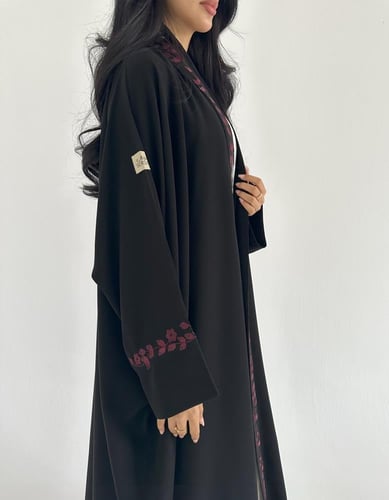 كريب ملكي مطرز بدرجات العنابي ربع بشت