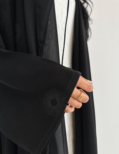 كريب ملكي كلوش تطريز زري اسود ياباني اكمام واسعه