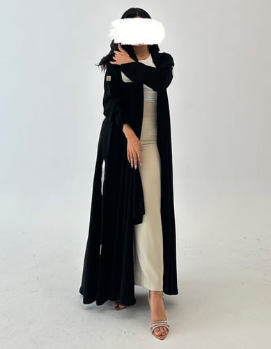 عباية كريب اسود مطرز من الخلف فتحة فالكم