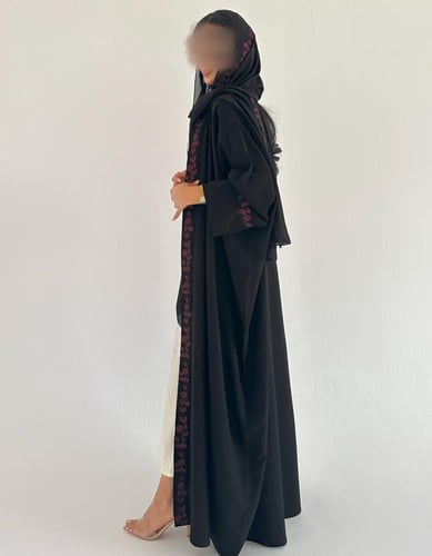 كريب ملكي مطرز بدرجات العنابي ربع بشت