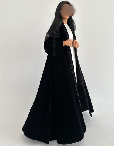 مخمل اسود مطرز قصة كلوش