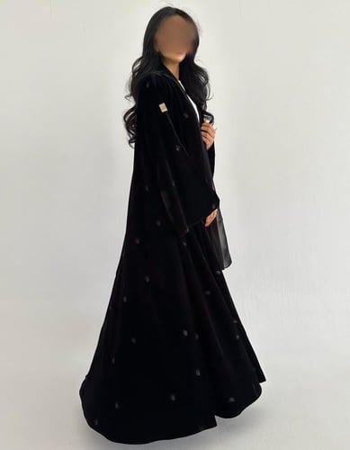 مخمل اسود كلوش مطرز منثور اكمام كلوش