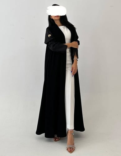 عباية كريب أسود أكمام حرير مخطط