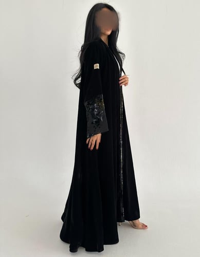 مخمل اسود كوري مع مخمل مشجر في الاكمام كلوش