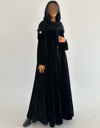 مخمل اسود مع مخمل مكسر في الجوانب نص كلوش