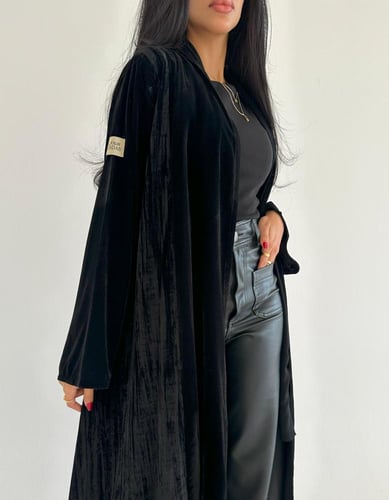 مخمل اسود مع مخمل مكسر في الجوانب نص كلوش