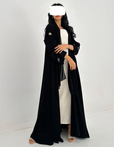 عباية سوداء أكمام مطرزه وكسره مطرزة كلوش