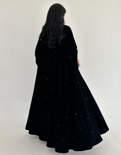 مخمل اسود كلوش مطرز منثور اكمام كلوش