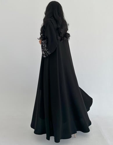 كريب ملكي فاحم اكمام مطرزه ابيض كلوش