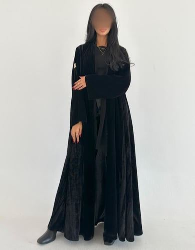 مخمل اسود مع مخمل مكسر في الجوانب نص كلوش