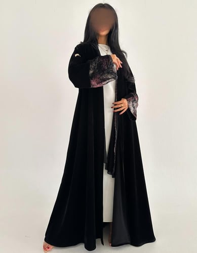 مخمل اسود كوري مع مخمل ملون في الاكمام كلوش