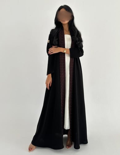 كريب ملكي مع تطريز كلوش اكمام ضيقة