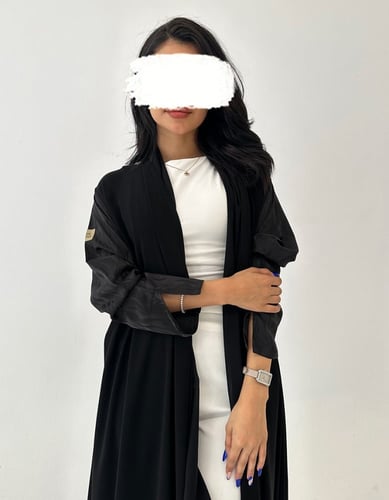 عباية كريب أسود أكمام حرير مخطط