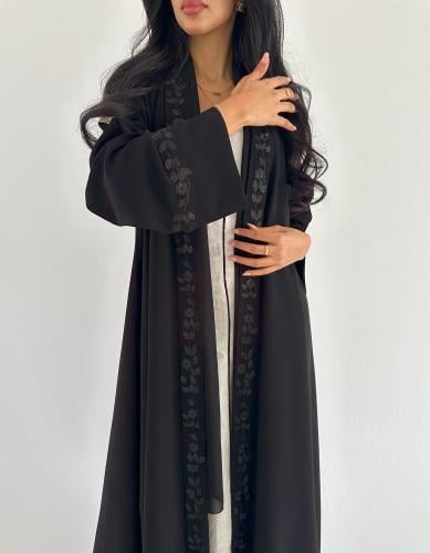 كريب ملكي اسود مطرز بالأسود كلوش