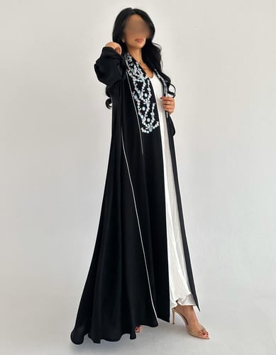 كريب خفيف مطرز سماوي مع خطوط بيضاء كلوش