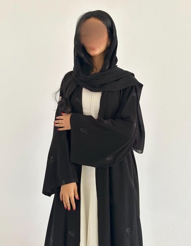 كريب ملكي اسود مطرز كلوش اكمام واسعه