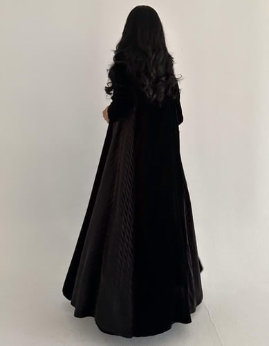 مخمل اسود ساده مع جوانب مخمل محفر كلوش