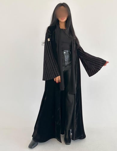 مخمل اسود مع اكمام مخمل مخطط نص كلوش