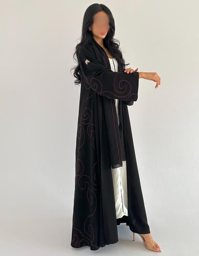 كريب اسود ملكي مطرز بالعنابي من الخلف كلوش