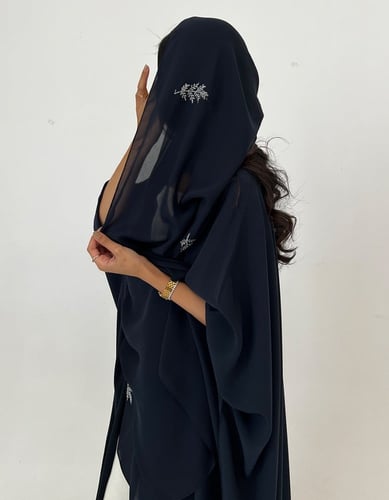 نص بشت كحلي مع طرحة مطرزة