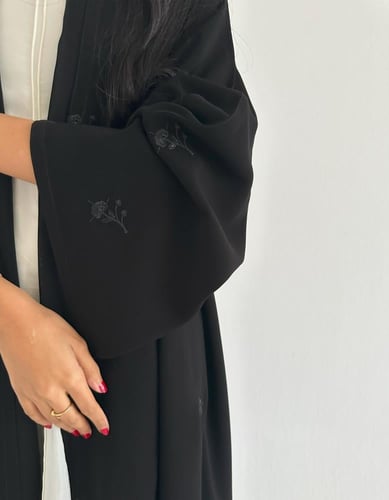 كريب ملكي اسود مطرز كلوش اكمام واسعه