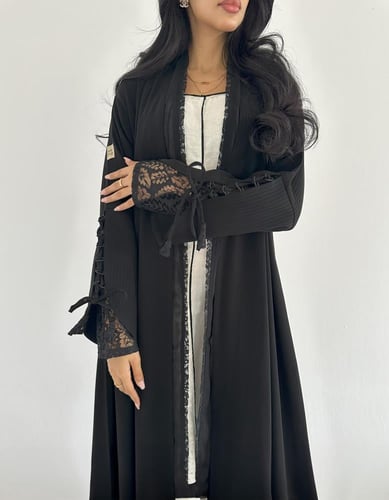 كريب اندونيسي مخطط بالأسود مع دانتيل فرنسي في الأك...