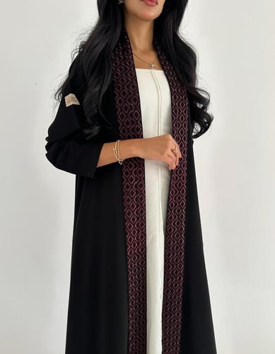 كريب ملكي مع تطريز كلوش اكمام ضيقة