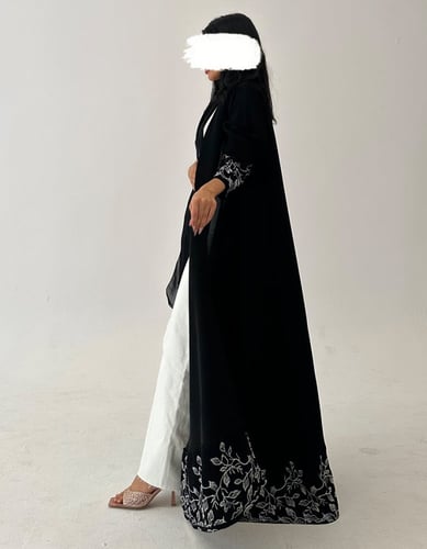 عباية كلوش كريب أسود فاحم مع تطريز على الاطراف