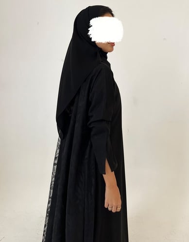 كريب أسود مع تل مطرز من الخلف