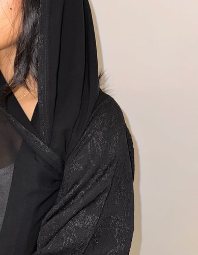 عباية كريب فاحم أسود كلوش أكمام ضيقه بلمعه