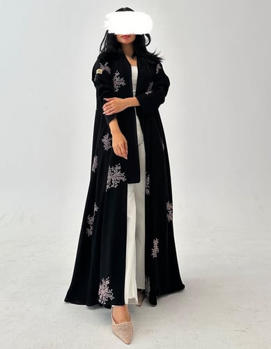 عباية كلوش كريب اسود فاحم مع تطريز ملون