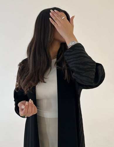 عباية ملكي كلوش ياقة طويلة من الامام وتفته