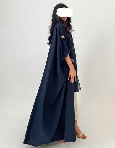 نص بشت كحلي مع طرحة مطرزة