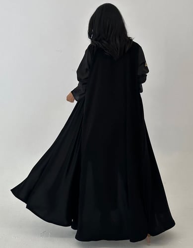 عباية كريب أسود أكمام حرير مخطط