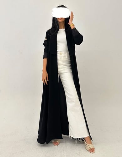 كريب أسود مع ياقه وتل في الأكمام القصة كلوش