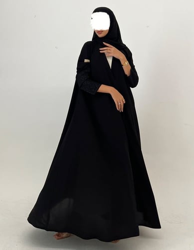 كريب أسود فاحم كلوش بتطريز يدوي ناعم