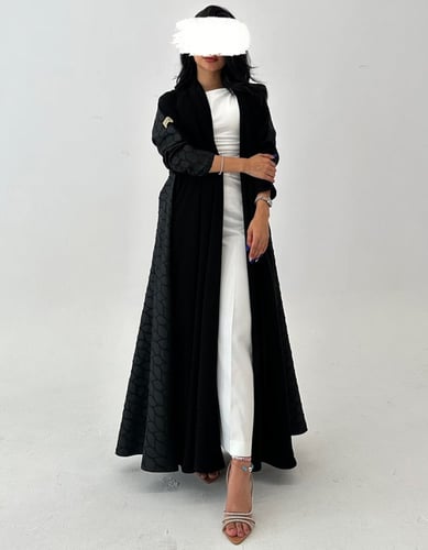 عباية كلوش أسود فاحم من الخلف تفته