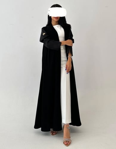 عباية كريب أسود أكمام حرير مخطط