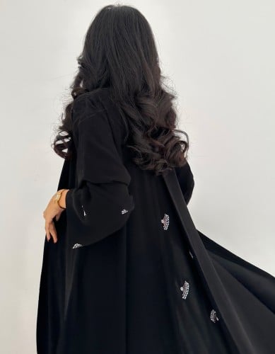 عباية سوداء أكمام مطرزه وكسره مطرزة كلوش