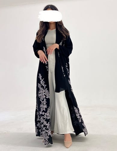 عباية كريب نص كلوش مطرز