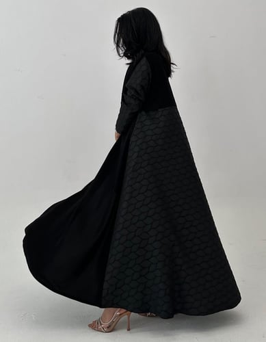 عباية كلوش أسود فاحم من الخلف تفته