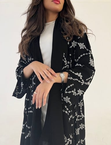 عباية نص كلوش مع تطريز ابيض