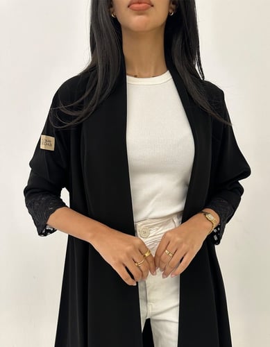 كريب أسود مع ياقه وتل في الأكمام القصة كلوش